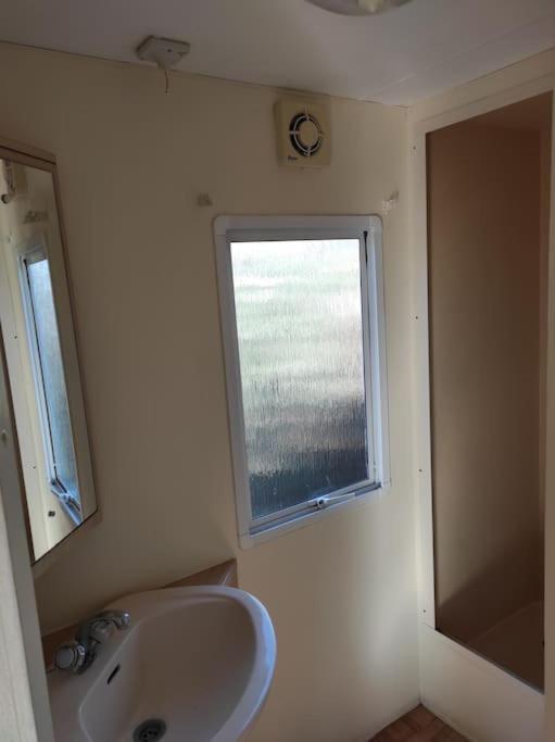 Mobil-Home Dans Un Beau Cadre A 15 Km Des Plages. リュネル エクステリア 写真