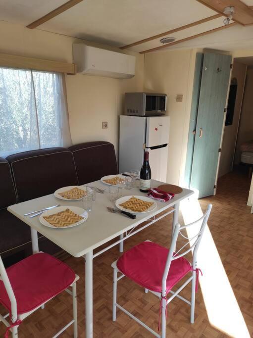Mobil-Home Dans Un Beau Cadre A 15 Km Des Plages. リュネル エクステリア 写真